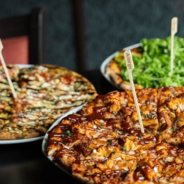 Diverse and delicious, 110 Grill in Woburn, near Washington Crossing Apartments has something for everyone! 🍕
Their upscale-casual vibe creates a welcoming atmosphere for any occasion.
Enjoy a fancy steak dinner or grab a casual burger and beer—all with the option for gluten-free customization. Their seasonal menus boast fresh ingredients, making it a top choice for both taste and allergy-friendliness.
📸: @110_gril
#110Grill #WoburnEats #Food #Woburn #Massachusetts Instagram post from @washingtoncrossing on July 12, 2024 16:46:13pm